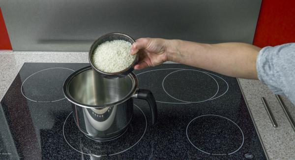 Mix the milk and rice in a milkpot and bring to the boil while stirring.