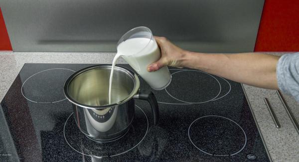 Mix the milk and rice in a milkpot and bring to the boil while stirring.