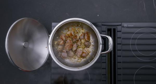 As soon as the Audiotherm beeps when reaching the roasting window, switch to low level and roast goulash all around. Add the onion mixture and roast briefly.