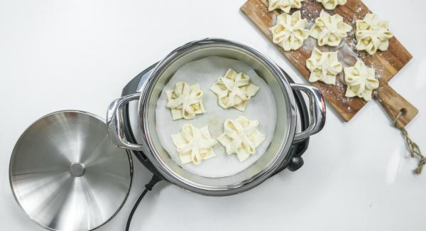 As soon as the Audiotherm beeps on reaching the roasting window, switch off Navigenio, put baking paper in the pot and place four pieces on top.