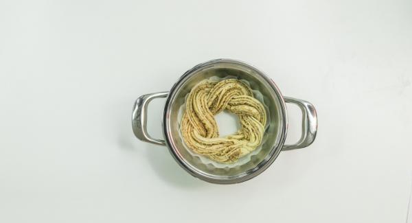 Put the braid in the pot. Put the pot on the stove and set it on lowest level. Place Navigenio overhead and set at low level. While the Navigenio flashes red/blue, enter approx. 25 minutes in the Audiotherm and bake light brown.