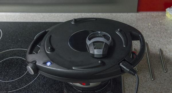 Put the braid in the pot. Put the pot on the stove and set it on lowest level. Place Navigenio overhead and set at low level. While the Navigenio flashes red/blue, enter approx. 25 minutes in the Audiotherm and bake light brown.