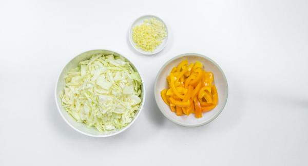 Peel the ginger and garlic, dice both finely. Clean the cabbage and bell pepper, then cut into strips.