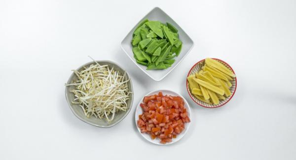 Rinse or drain the mung bean sprouts on a sieve with cold water, drain the corncobs and cut in half lengthways. Halve the sugar snap peas at an angle. Quarter, core and dice tomatoes.