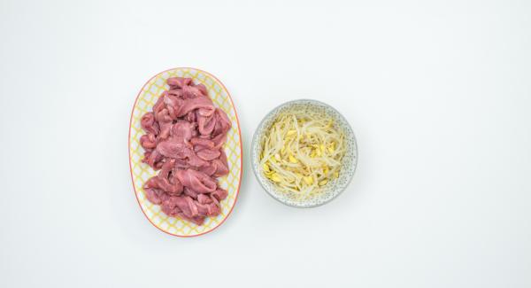 Cut the duck breast into strips and drain the mung bean sprouts.