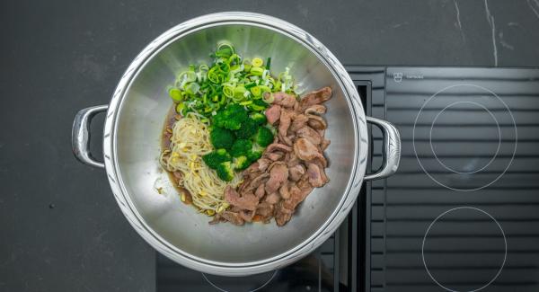 Add the leek, mung bean sprouts, broccoli florets and duck breast. Heat the Wok on highest level up to the vegetable window, switch to a low level and cook for approx. 2 minutes in the vegetable area.