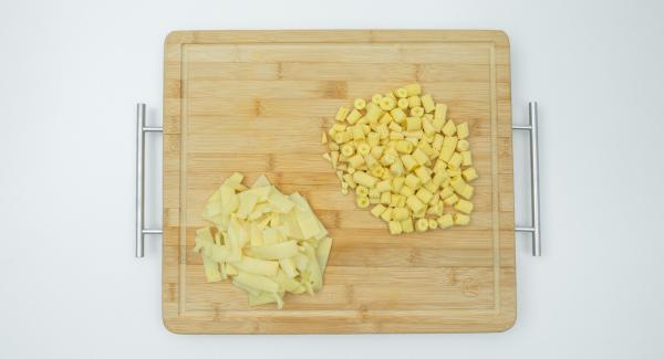 Drain the corncobs and bamboo shoots and cut the corncob into small pieces.