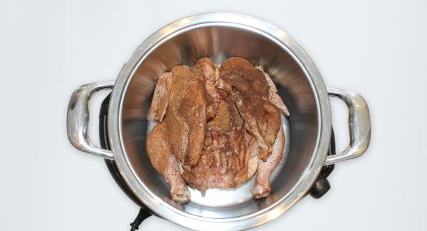 Open the chicken from the chest side, rub it well with mixed spices and nutmeg, and then place it in the bottom of the pot.