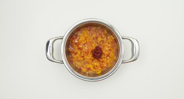 Finely chop apricots with paprika and chilli as well as ginger and garlic in Quick Cut and mix with juice, honey, tomato paste and white wine vinegar in a pot.