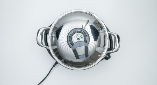 Place pot on Navigenio and set it at level 6. Switch on Audiotherm, fit it on Visiotherm and turn it until the roasting symbol appears.