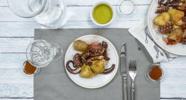 Arrange everything on a plate, drizzle with olive oil and serve sprinkled with paprika powder and sea salt. Arrange everything on a plate, drizzle with olive oil and serve sprinkled with paprika powder and sea salt.