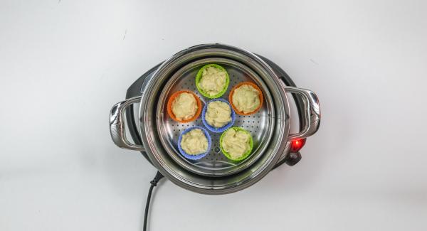 As soon as the Audiotherm beeps on reaching the roasting window, set at level 2, place the Softiera insert with the moulds in the pot. Put the lid on and bake for approx. 15 minutes.