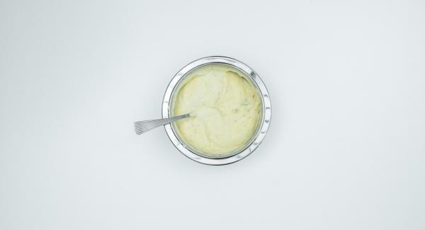 Mix butter with sugar to a mass and add to semolina mass. Separate eggs. Add egg yolks and almonds to the mass. Beat egg whites with salt until stiff and fold in too.