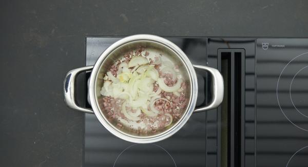 As soon as the Audiotherm beeps on reaching the roasting window, set at low level and fry the bacon cubes. Add the onions and fry briefly. Add the cucumbers and season with salt and pepper.