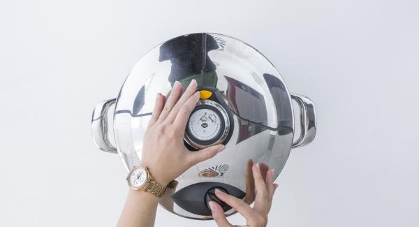 As soon as the Audiotherm beeps at the end of cooking time, place pot with the Secuquick softline on a heat-resistant surface and leave it to depressurise by itself. Remove Secuquick softline.