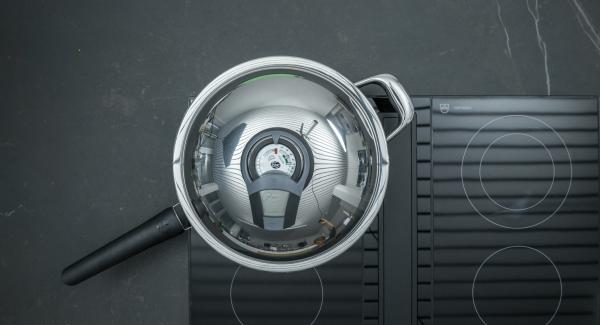 As soon as the Audiotherm beeps on reaching the roasting window, set hob to a low level, add the prepared mushrooms and roast for approx. 2 minutes. As soon as the Audiotherm beeps on reaching the roasting window, set hob to a low level, add the prepared mushrooms and roast for approx. 2 minutes.