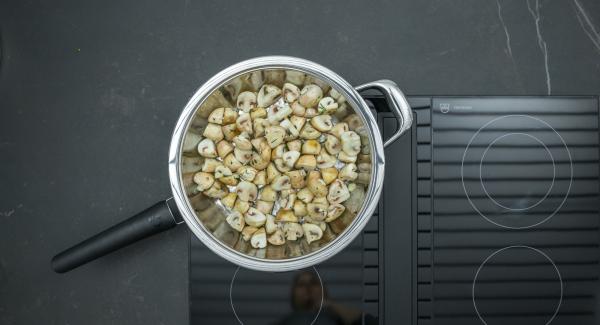As soon as the Audiotherm beeps on reaching the roasting window, set hob to a low level, add the prepared mushrooms and roast for approx. 2 minutes. As soon as the Audiotherm beeps on reaching the roasting window, set hob to a low level, add the prepared mushrooms and roast for approx. 2 minutes.