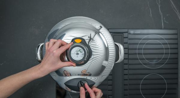 Pour 250 ml of water into a GourmetLine, insert the Softiera insert (without bracket), place filled jars inside and close with the Secuquick softline. Pour 250 ml of water into a GourmetLine, insert the Softiera insert (without bracket), place filled jars inside and close with the Secuquick softline.