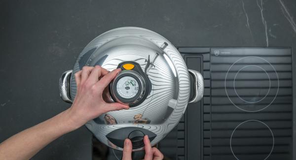 Pour 250 ml of water into a GourmetLine, insert the Softiera insert (without bracket), place filled jars inside and close with the Secuquick softline. Pour 250 ml of water into a GourmetLine, insert the Softiera insert (without bracket), place filled jars inside and close with the Secuquick softline.