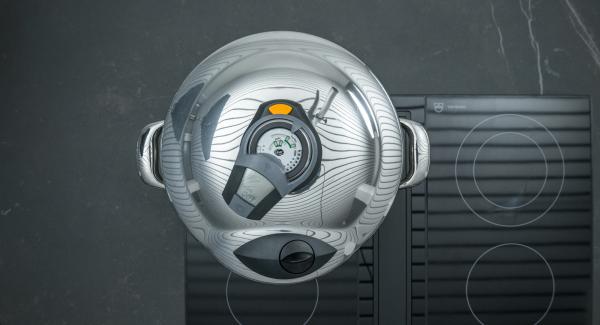 Set hob to the highest level, heat the pot up to the first turbo window, then set stove to low level and cook for approx. 3 minutes with the help of the Audiotherm. Set hob to the highest level, heat the pot up to the first turbo window, then set stove to low level and cook for approx. 3 minutes with the help of the Audiotherm.