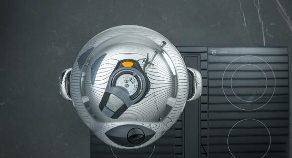 Set hob to the highest level, heat the pot up to the first turbo window, then set stove to low level and cook for approx. 3 minutes with the help of the Audiotherm. Set hob to the highest level, heat the pot up to the first turbo window, then set stove to low level and cook for approx. 3 minutes with the help of the Audiotherm.