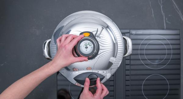 At the end of cooking time, place Secuquick in an inverted lid and leave it to depressurise by itself. Open and let the glasses cool down a little, take them out and let them cool down completely. At the end of cooking time, place Secuquick in an inverted lid and leave it to depressurise by itself. Open and let the glasses cool down a little, take them out and let them cool down completely.