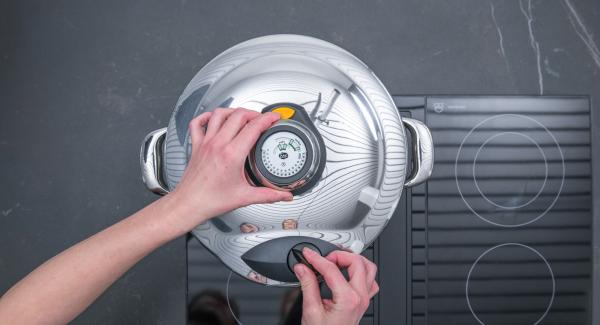 At the end of cooking time, place Secuquick in an inverted lid and leave it to depressurise by itself. Open and let the glasses cool down a little, take them out and let them cool down completely. At the end of cooking time, place Secuquick in an inverted lid and leave it to depressurise by itself. Open and let the glasses cool down a little, take them out and let them cool down completely.