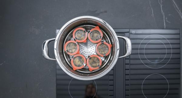 At the end of cooking time, place Secuquick in an inverted lid and leave it to depressurise by itself. Open and let the glasses cool down a little, take them out and let them cool down completely. At the end of cooking time, place Secuquick in an inverted lid and leave it to depressurise by itself. Open and let the glasses cool down a little, take them out and let them cool down completely.