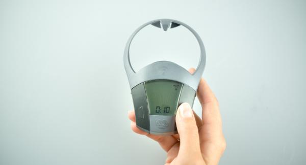 Place pot in the inverted lid, place Navigenio overhead and set it at low level. As long as Navigenio flashes red/blue, enter approx. 10 minutes in the Audiotherm and bake. At the end of baking time, set Navigenio to high level. As long as Navigenio flashes red/blue, enter 5 minutes in the Audiotherm and gratinate until golden brown. Place pot in the inverted lid, place Navigenio overhead and set it at low level. As long as Navigenio flashes red/blue, enter approx. 10 minutes in the Audiotherm and bake. At the end of baking time, set Navigenio to high level. As long as Navigenio flashes red/blue, enter 5 minutes in the Audiotherm and gratinate until golden brown.