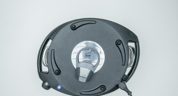 Place pot in the inverted lid, place Navigenio overhead and set it at low level. As long as Navigenio flashes red/blue, enter approx. 10 minutes in the Audiotherm and bake. At the end of baking time, set Navigenio to high level. As long as Navigenio flashes red/blue, enter 5 minutes in the Audiotherm and gratinate until golden brown. Place pot in the inverted lid, place Navigenio overhead and set it at low level. As long as Navigenio flashes red/blue, enter approx. 10 minutes in the Audiotherm and bake. At the end of baking time, set Navigenio to high level. As long as Navigenio flashes red/blue, enter 5 minutes in the Audiotherm and gratinate until golden brown.