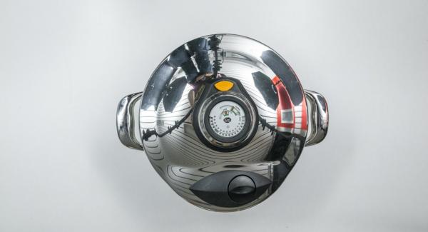 At the end of the cooking time, remove pot from Navigenio, place it in an inverted lid and let it depressurize by itself.