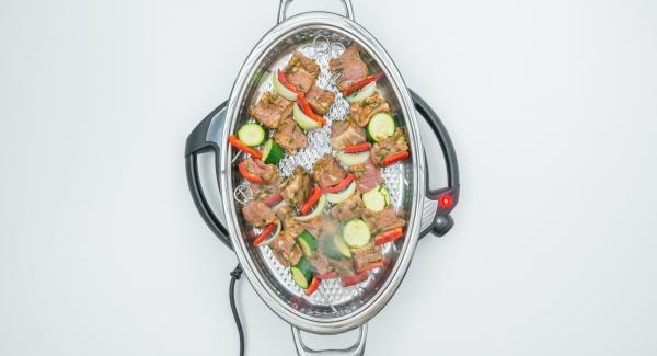 As soon as the Audiotherm beeps on reaching the roasting window, set at level 4, put in skewers and close with lid. As soon as the Audiotherm beeps on reaching the roasting window, set at level 4, put in skewers and close with lid.