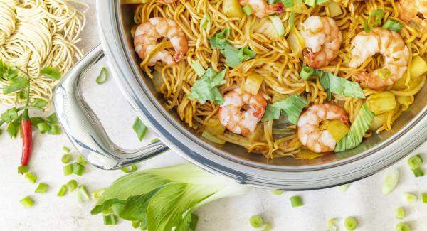 Noodles with prawns and pak choi