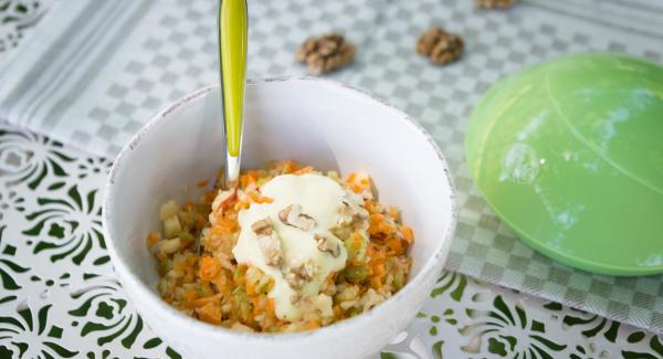 Apple-carrot salad with walnuts