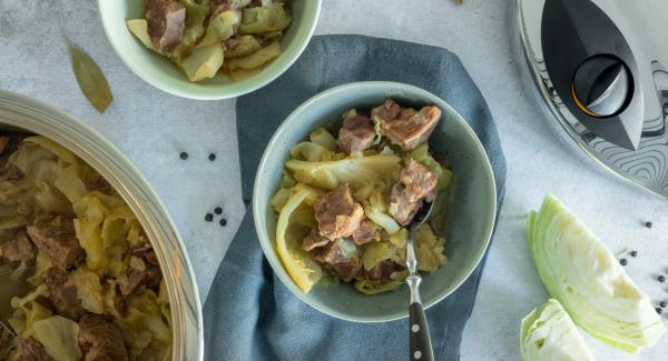 Lamb stew with white cabbage