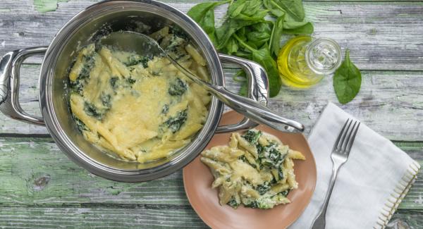 Pasta casserole with spinach and ricotta