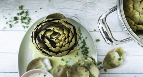 Artichokes with dips 