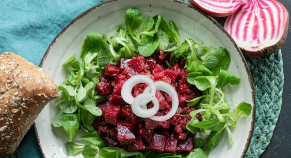 Mixed autumn salad with beetroot