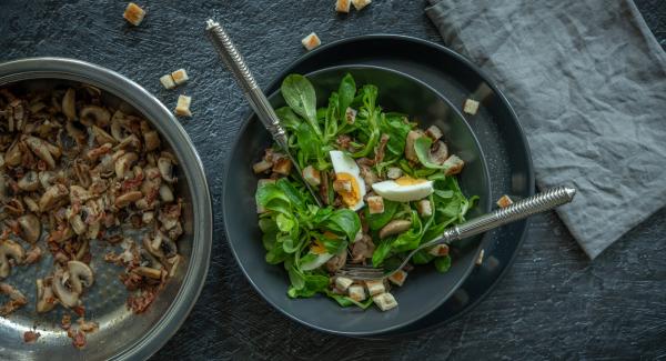 Lamb’s lettuce salad with bacon and mushrooms 
