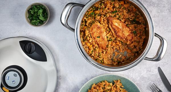 One-pot rice with chicken breast and vegetables
