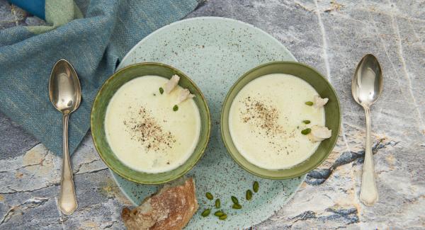 Chicken soup with pistachios