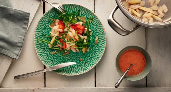 Asparagus and strawberry salad 