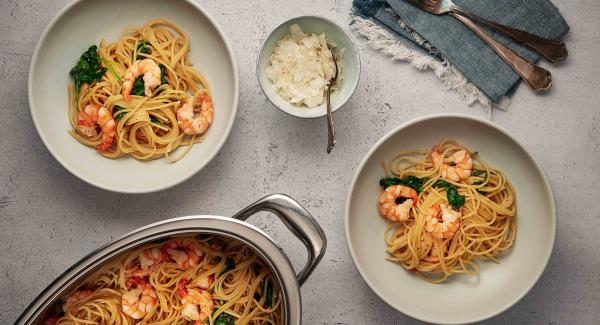 Spaghetti with shrimp and spinach